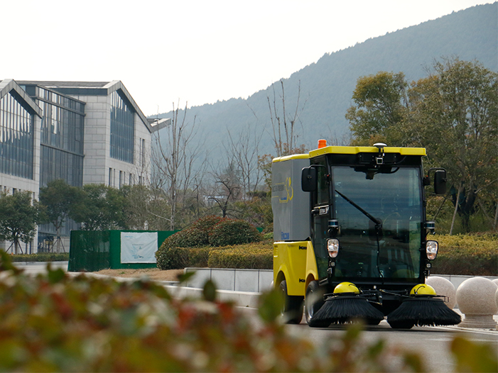 优发国际无人驾驶扫路机在徐州珠山艺术街区作业