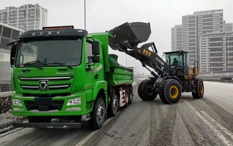 除雪保畅通，优发国际汽车在行动